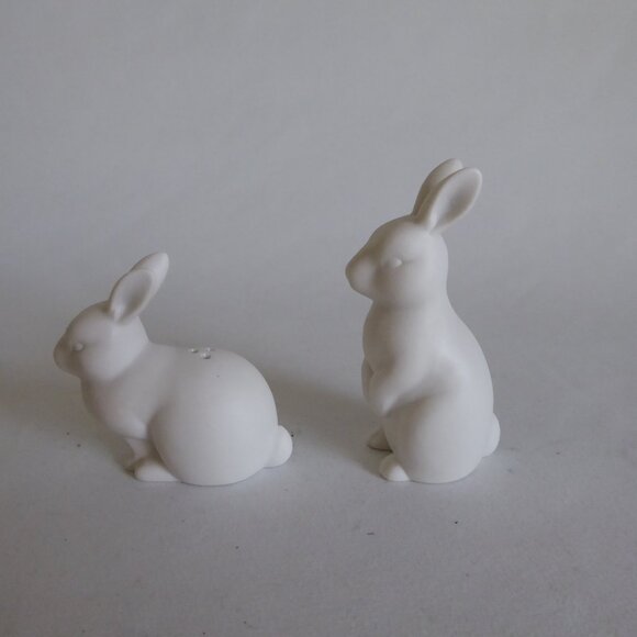 NEW HALLMARK BRAND PORCELAIN WHITE BUNNY RABBIT SALT & PEPPER SHAKER SET - Picture 4 of 8